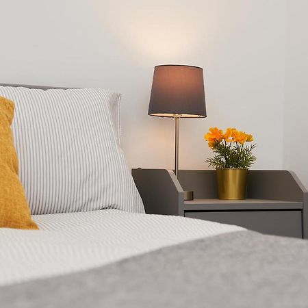 High Spec 2 Bed Apartment W/Parking Available Londen Buitenkant foto