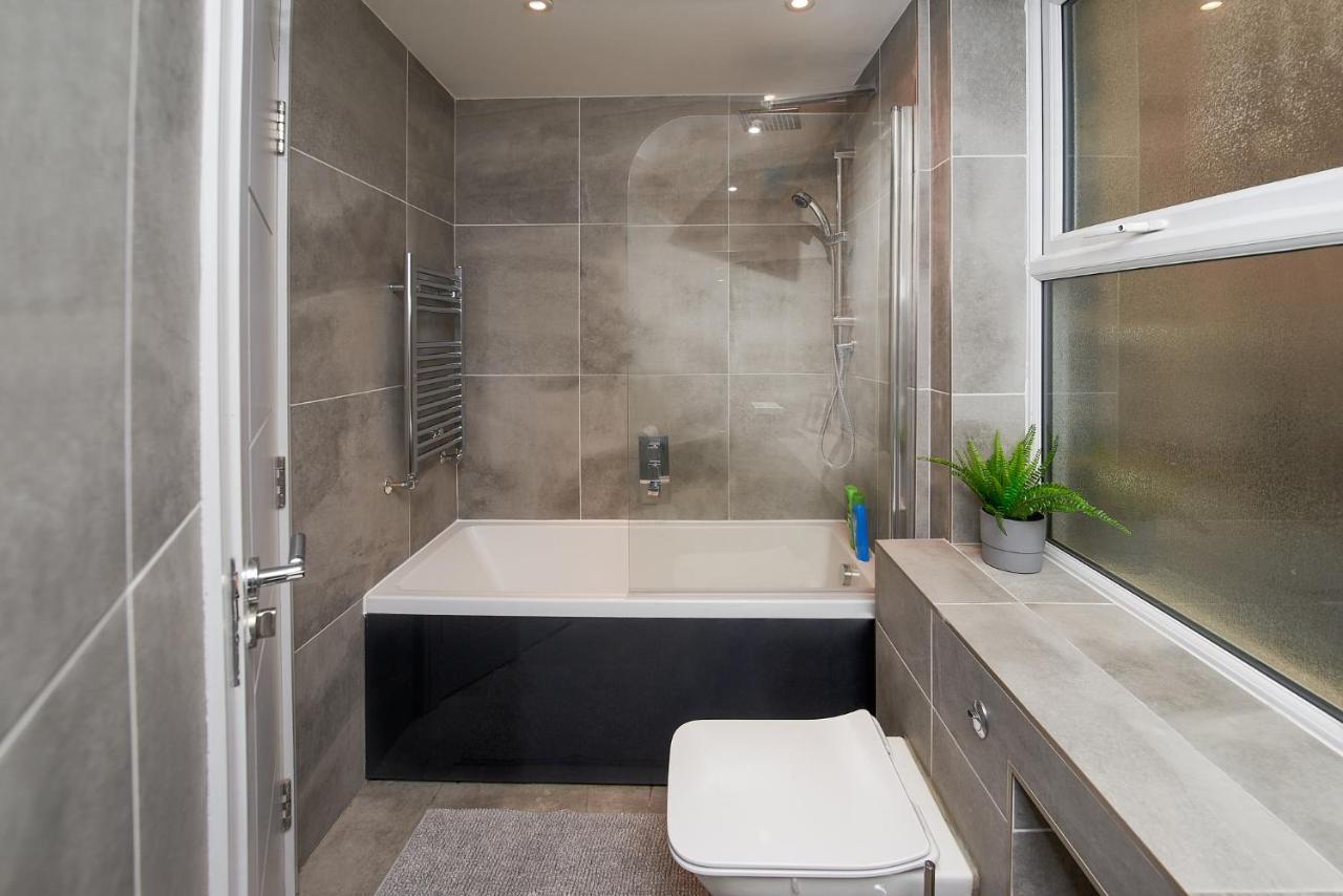 High Spec 2 Bed Apartment W/Parking Available Londen Buitenkant foto